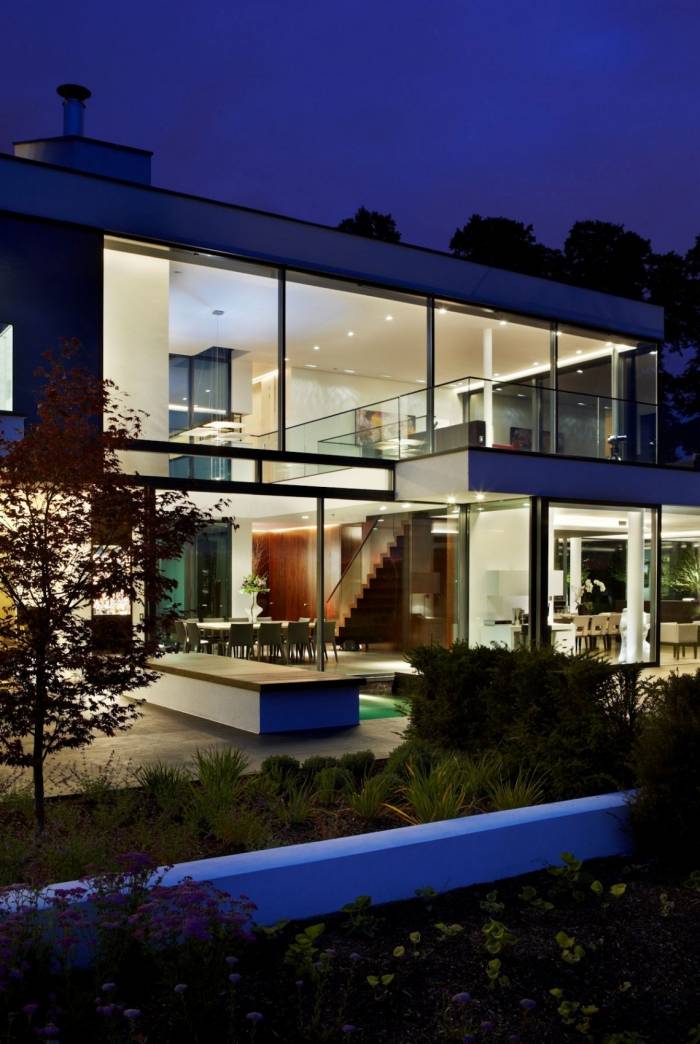 lineárny-design-jazyk-moderný dom-plochá strecha-zasklená-predná