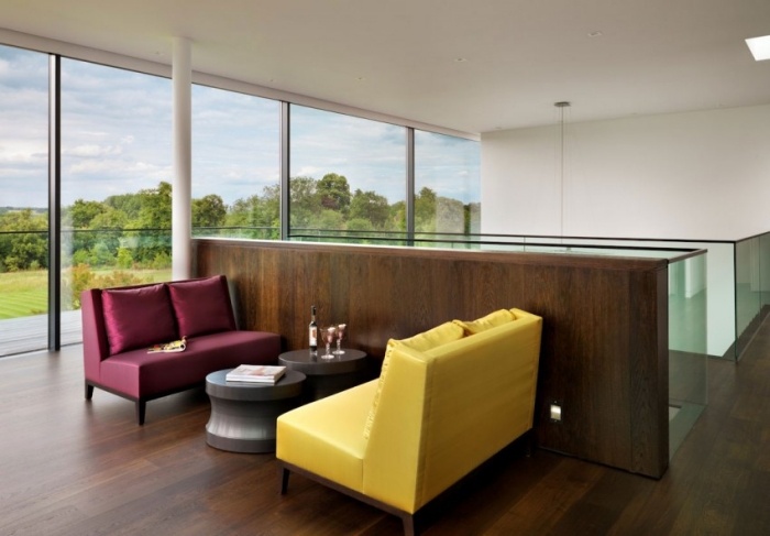 priestor na sedenie-miesto na sedenie-salónik-kreslo-s operadlom-pohodlné-žlto-fialové