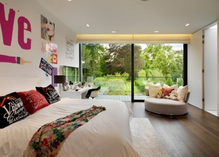 moderná spálňa-okrúhle-relaxačné kreslo-s operadlom-podlaha-parkety