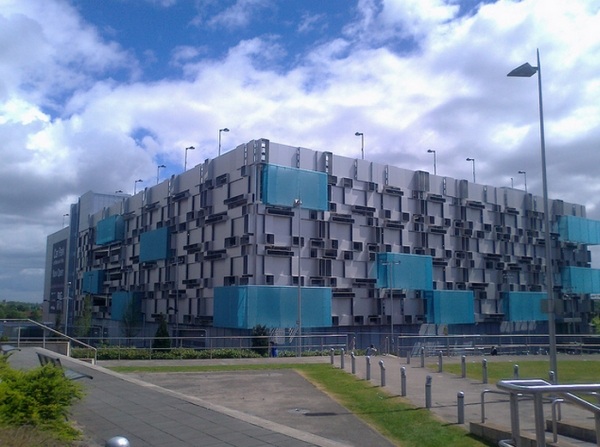 Vonkajšie parkovisko viacpodlažného parkoviska fasádne panely Millenium Point Birmingham