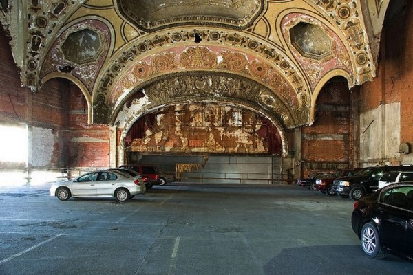 Architektúra parkovacej garáže Michiganské divadlo Detroit USA