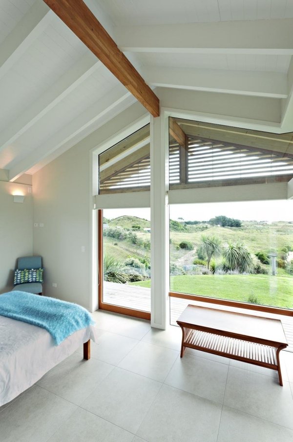 Spálňa puristický biely interiér modrý prehoz