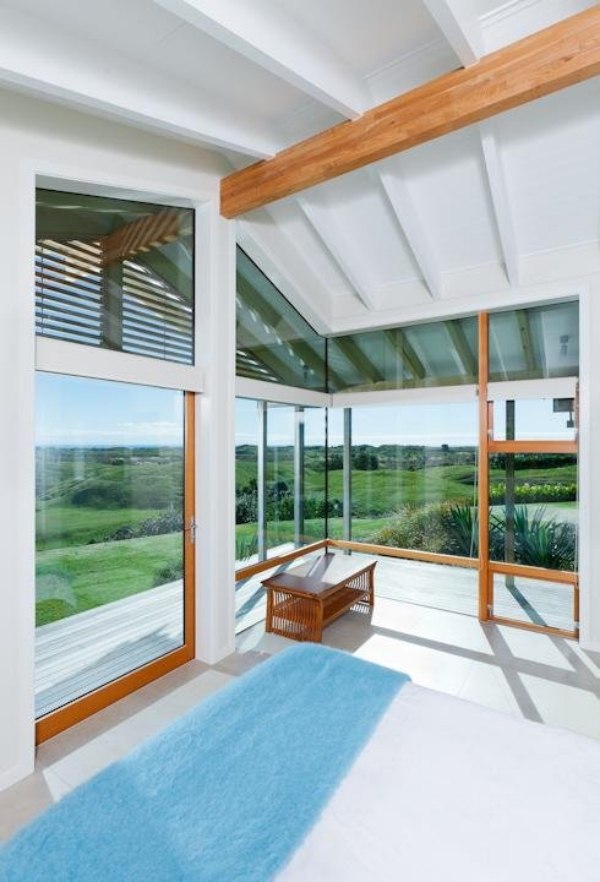 Výhľad na slnečnú spálňu-biely strop v záhrade