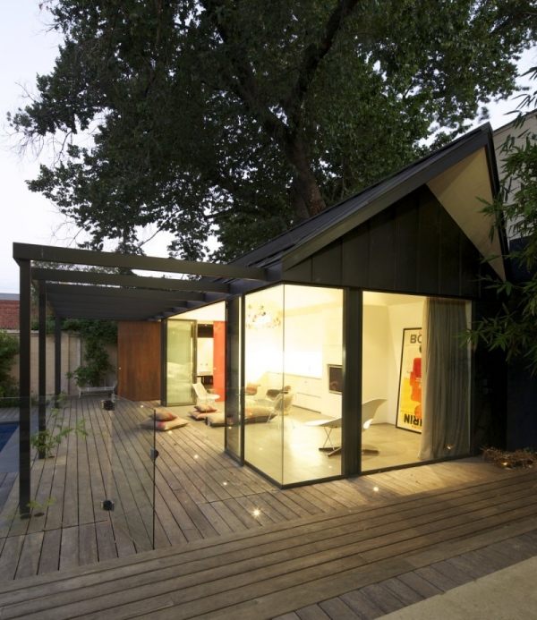 dom pri bazéne drevená terasa brest tienenie sklenené steny dvere