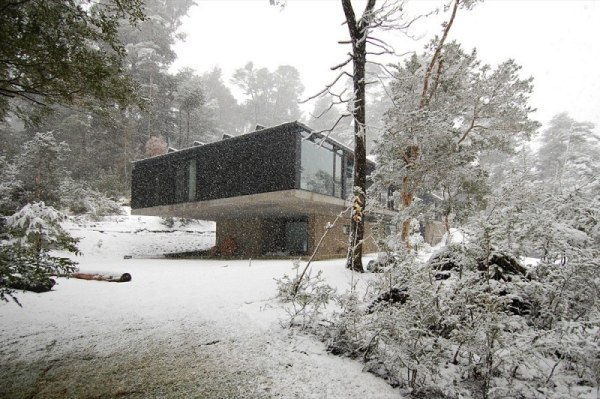 Techos súkromný dom v lesnej fasáde v Argentíne