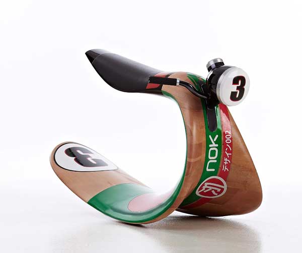 Hojdací koník s moderným dizajnom a luxusnými hračkami