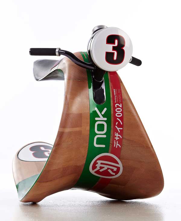 Hojdacie kreslo krásny dizajnový drevený hojdací koník