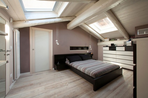 praktický interiér - spálňa v podkrovnom byte