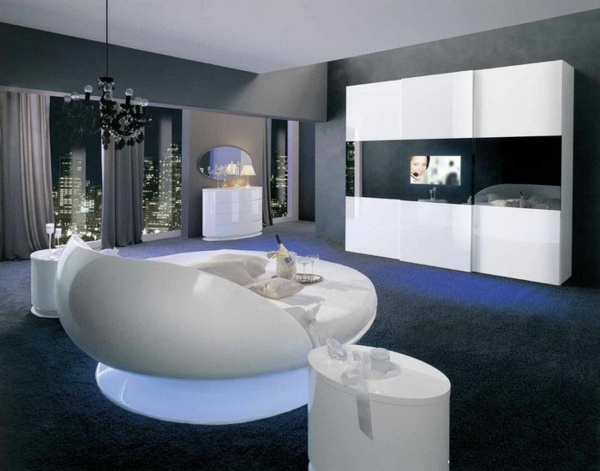 okrúhla posteľ v čiernobielom prevedení