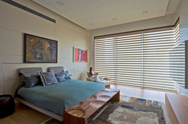 moderná spálňa-veľké-okno-predné-rolety-tienenie