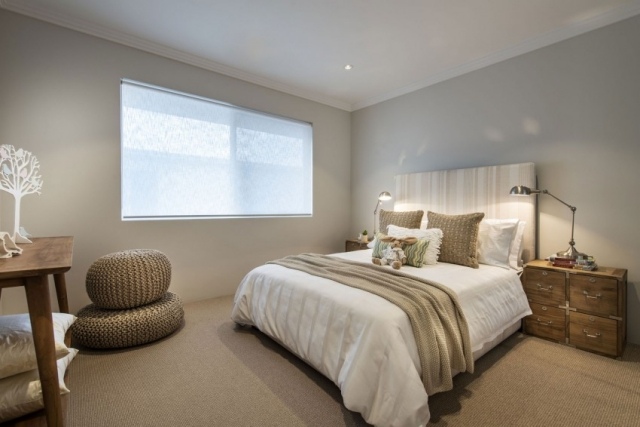 spálňa-svetlo-šedá-stena-farba-okno-koberce-vinobranie-nočný stolík