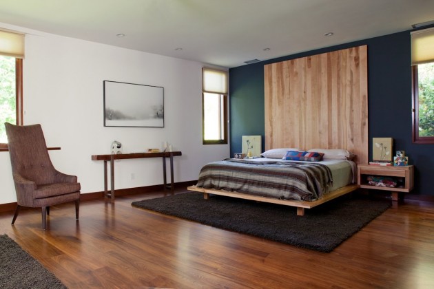 spálňa-drevená posteľ-rám-vysoké čelo postele a prízvuk