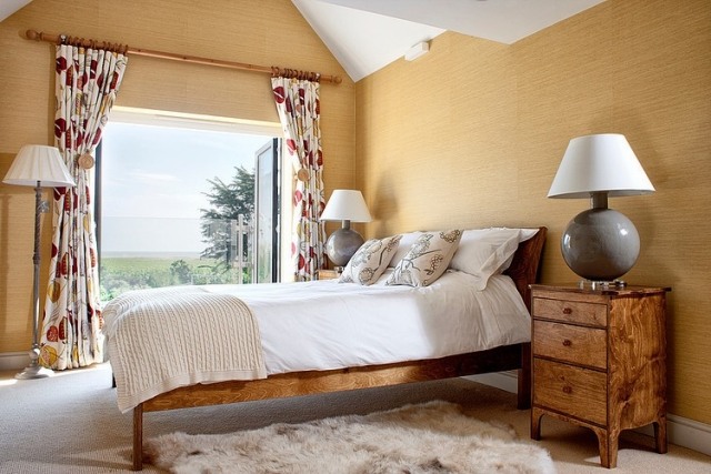 spálňa-tapeta-drevo-optika-masív-nábytok-závesy-jesenné-listy-vzor