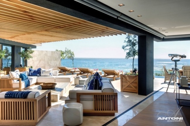 Clifton Beach moderná plážová vila s otvorenou terasou a dreveným nábytkom Plážový dom Clifton Beach s terasou a stropom z otvorených drevených lamiel