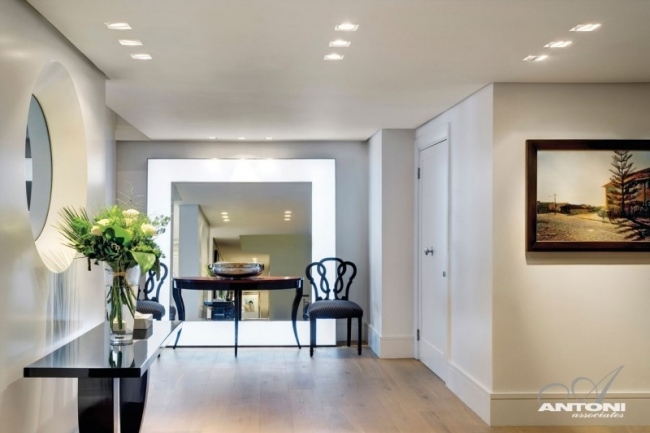 plážový dom obytná časť biely zapustený konzolový stôl moderný prímorský obývací priestor s bielou zapustenou konzolou