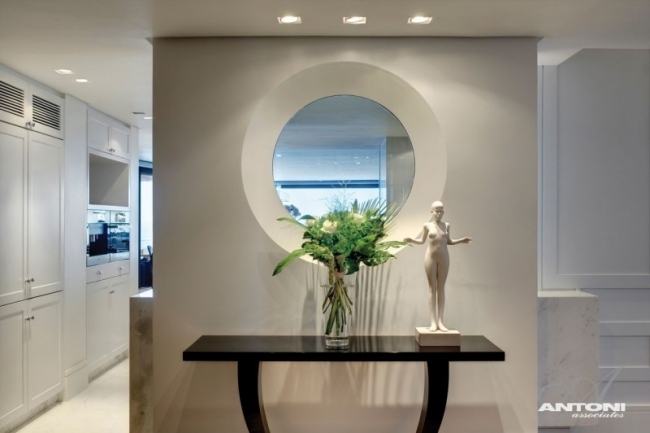 moderná pobrežná vila antoni združuje chodbu s okrúhlym nástenným zrkadlom moderný plážový dom antoni združuje chodbu s okrúhlym nástenným zrkadlom