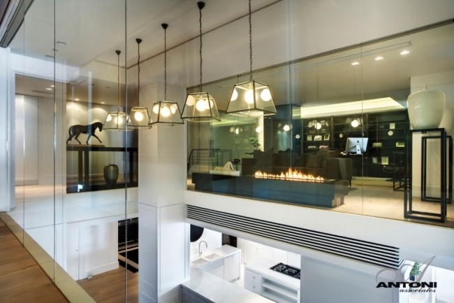 plážový dom clifton plážové sklenené steny obývacia časť závesné svetlá plážový dom clifton sklenené steny obývací priestor závesné svetlá