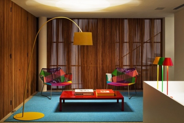 dizajnérske štúdio minimalistický interiér pestrý dizajnérske štúdio s minimalistickým farebným interiérom