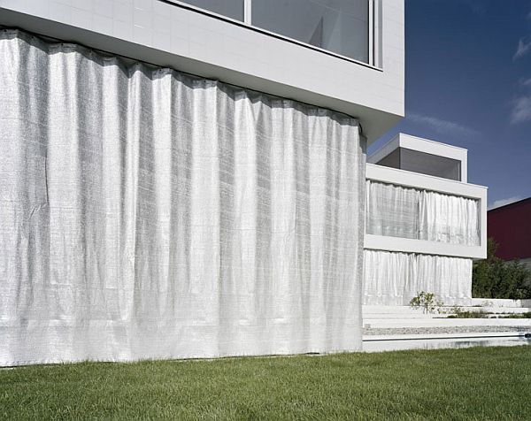 veľké biele záclony sklenená fasáda veľké-biele-závesy-sklenená-fasáda