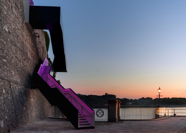 fialové osvetlenie moderné dizajnové schody LED žiarovky fialové osvetlenie moderné dizajnové schody s LED žiarovkami