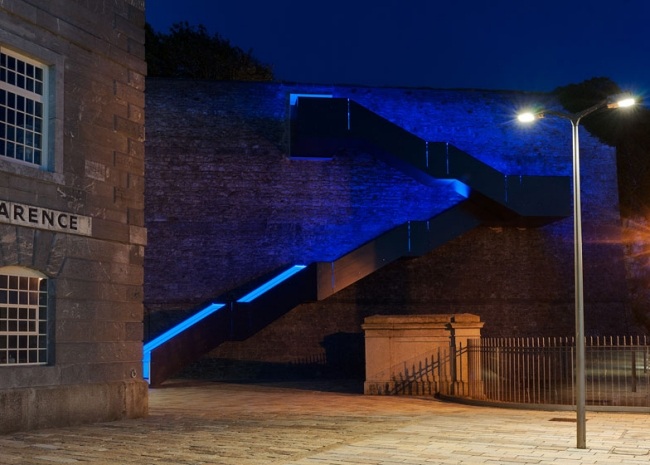 schodisko večerné moderné schodisko dizajnové LED žiarovky schodisko večerný moderný dizajn schodiska s LED žiarovkami