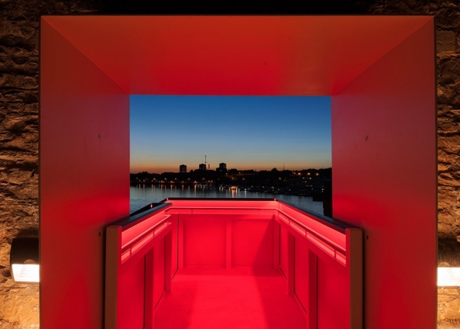 rieka výhľad moderné dizajnové schody LED žiarovky moderné výhľadové schody s LED lampami na rieku