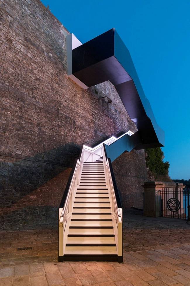 kamenné steny moderné schodiskové LED žiarovky kamenný múr moderný dizajn schodiska s LED žiarovkami