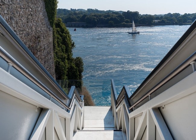 nádherný panoramatický výhľad moderné schodisko LED žiarovky nádherný panoramatický výhľad, moderný dizajn schodiska s LED žiarovkami