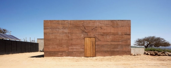 moderný degustačný dom fasáda zvetraný betón