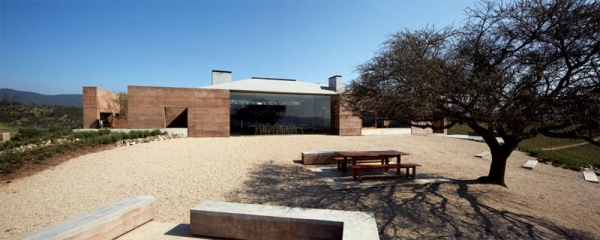 lavičky moderného degustačného domu vpredu