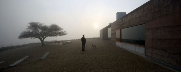 moderný dom na ochutnávku vína čile vonkajšia hmla