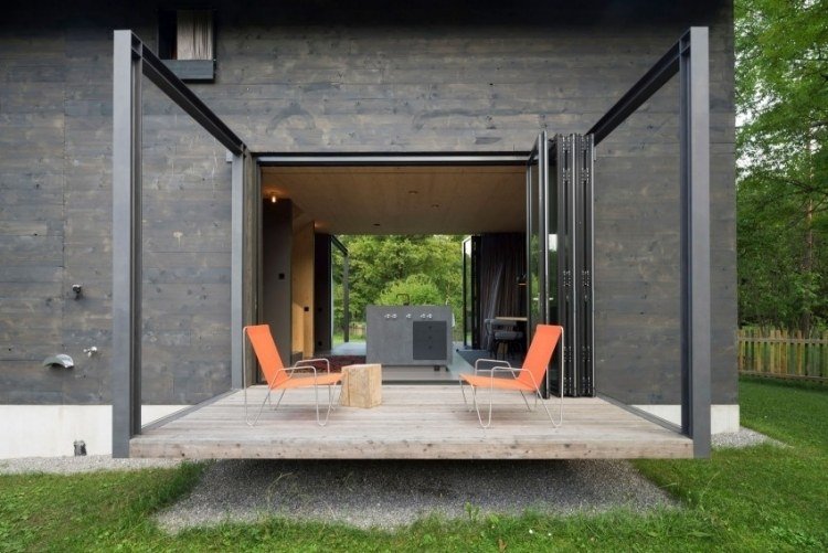 Moderné prostredie a vysoká úroveň pohodlia je možná aj na malom priestore moderné bývanie-malý-architekt-dom-veranda-terasa-prírodné-trávnik-stoličky