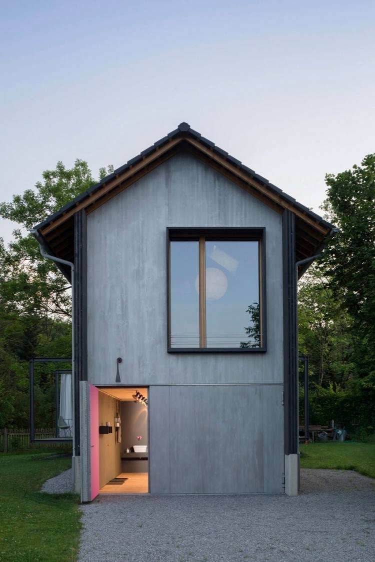 moderný malý domček v horách ponúka vysoký štandard bývania v malom priestore moderný život-malý-architekt-dom-minimalistický-sivá-záhrada-dvor-trávnik-príroda-rodinný dom