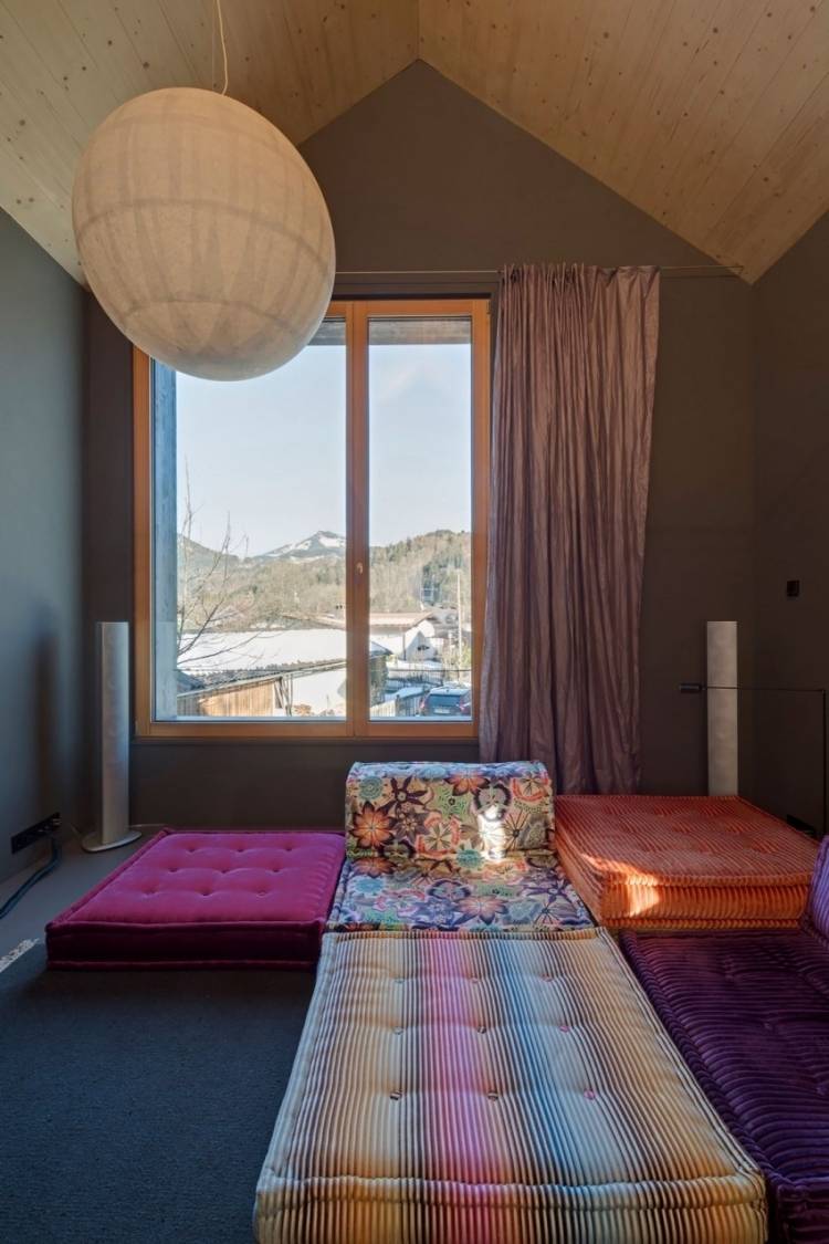 ležérny nábytok v štýle boho chic - podlahové vankúše moderné-bývanie-malý-architekt-dom-obývačka-sedák-vankúš-farebné-čalúnenie-okno-jednoduché