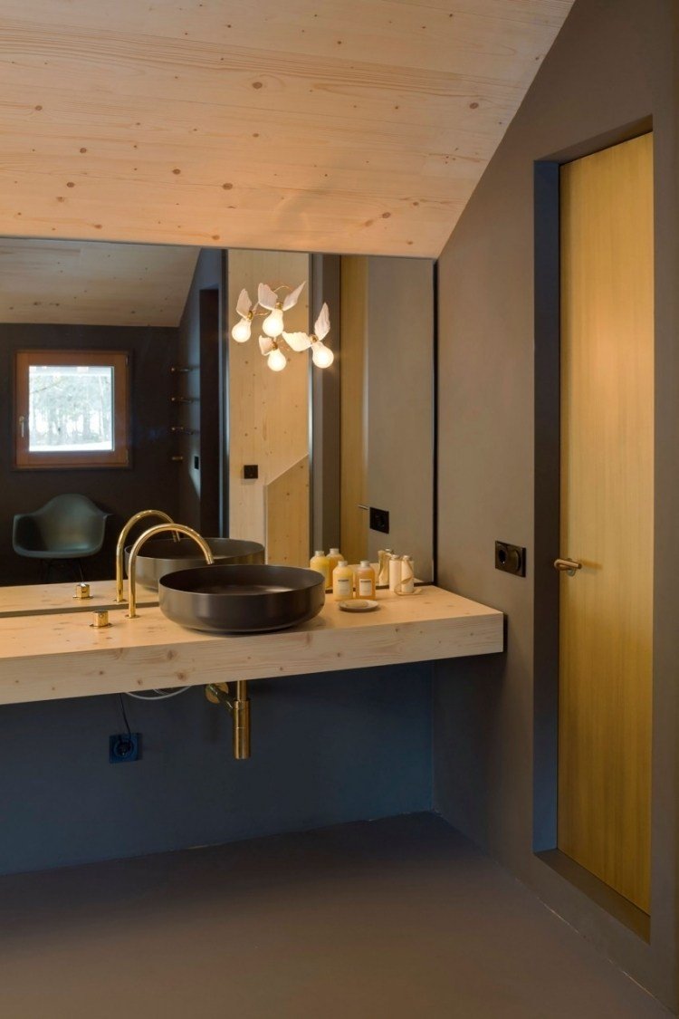 Zariaďte si modernú kúpeľňu minimalistickým spôsobom v antracitovej farbe moderné-bývanie-malý-architekt-dom-kúpeľňa-stena-farba-sivá-umývadlo-drevo-pultová-umývadlo-zrkadlová stena
