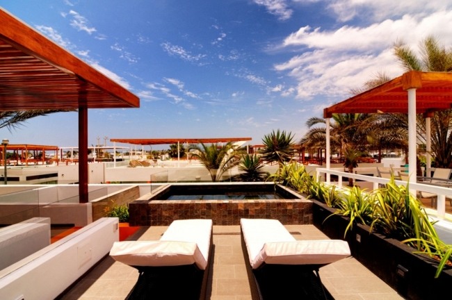 ležadlá biela casa seta dizajnový dom strešná terasa ležadlá biely casa seta dizajnový dom so strešnou terasou