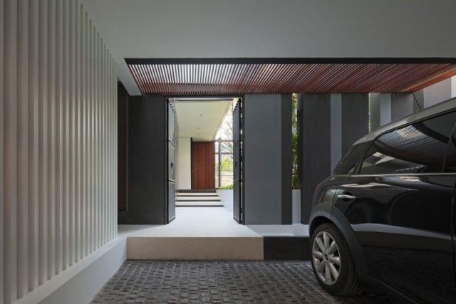 moderný dom s garážou vo vstupnom dome