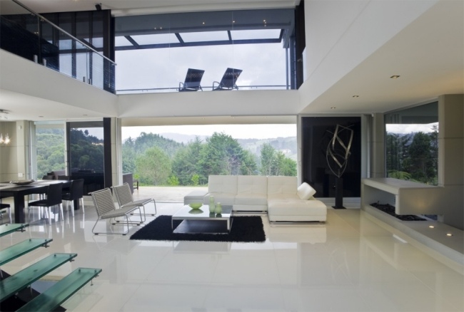 moderný dom kolumbia obývačka čierna biela vysoký strop dom kolumbia obývačka čierna biela vysoký strop