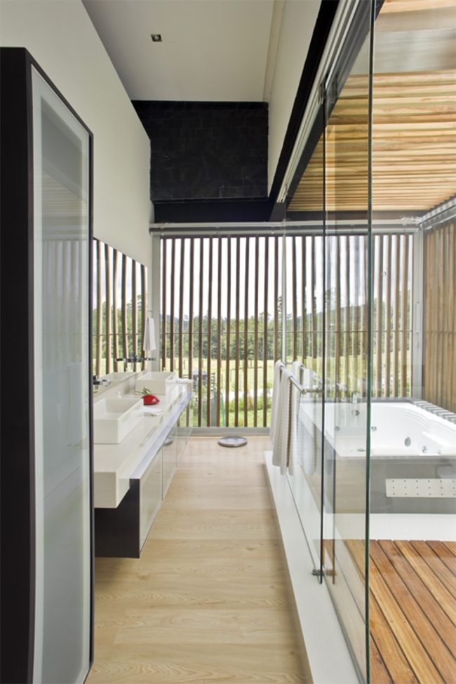 domov carlos molina architekt kúpeľňa drevené žalúzie moderný dom carlos molina architekt kúpeľňa žalúzie drevo