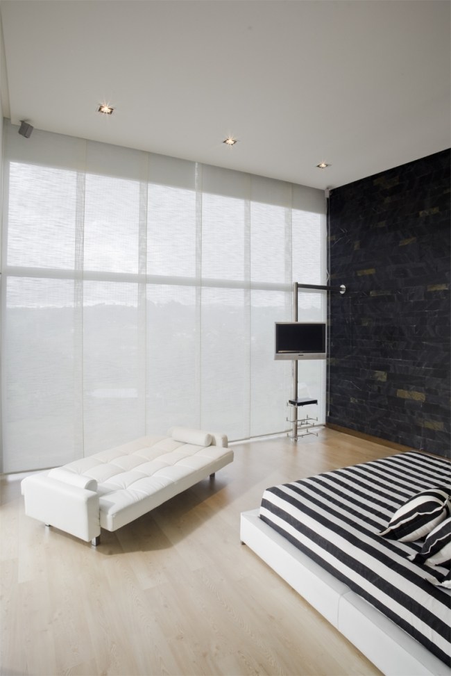 obytný dom spálňa čierna biela kamenná dyha