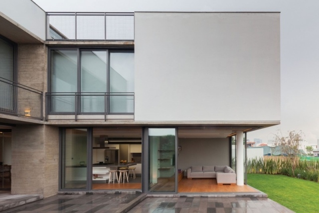 moderný dom mexiko sklenené posuvné dvere obývací priestor terasa obytná budova mexiko sklenené posuvné dvere obývací priestor terasa