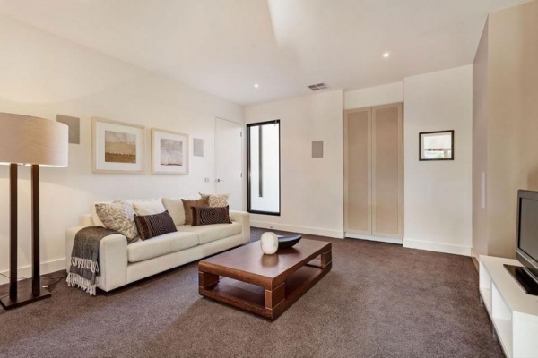 obytná budova nábytok v zemitých farbách drevené tóny koberce moderný dom, nábytok v zemitých farbách, tóny dreva