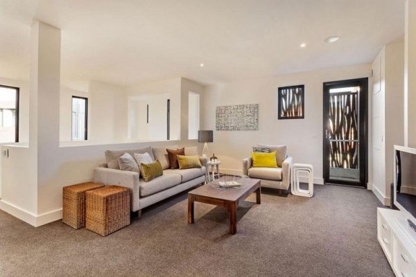 obytná budova spoločenská miestnosť na poschodí svetlé odtiene moderná obytná budova salónik na poschodí