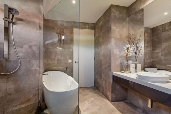 moderný dom dizajn kúpeľne obklady vaňa s kamenným vzhľadom