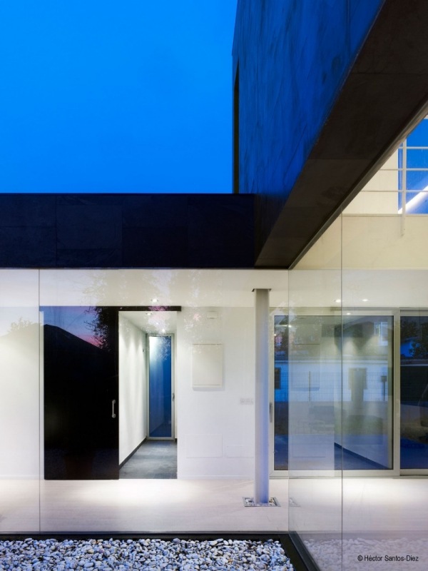 moderná architektúra Kombinácia skla a kameňa Oscar Pedros moderný dom kombinácia skla a kameňa Oscar Pedros