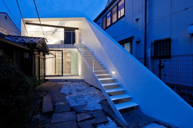 arrow house tokyo biela fasáda dvojpodlažná