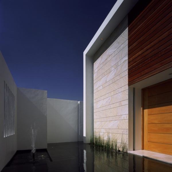 Kockový dom s rybníkom geometrických tvarov