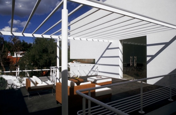 moderný dom s verandou s geometrickými tvarmi