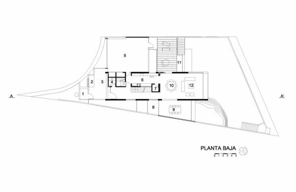 Kockový dom s geometrickými tvarmi na hornom poschodí