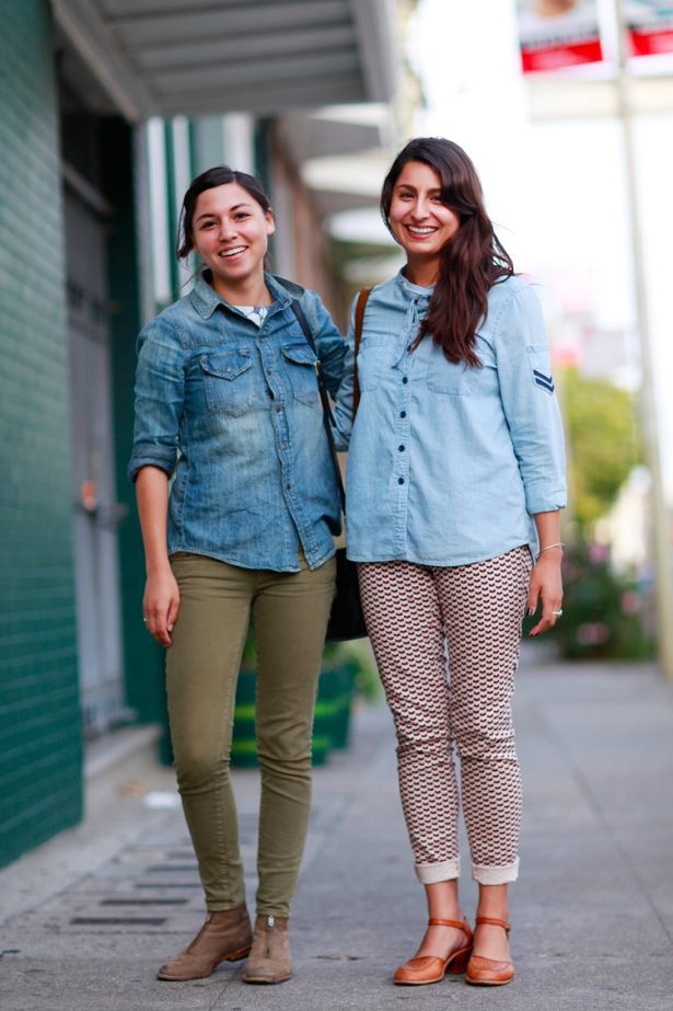 Dva varianty kombinácie džínsovej košele s jeggings dve verzie-s džínsovou košeľou-ženy